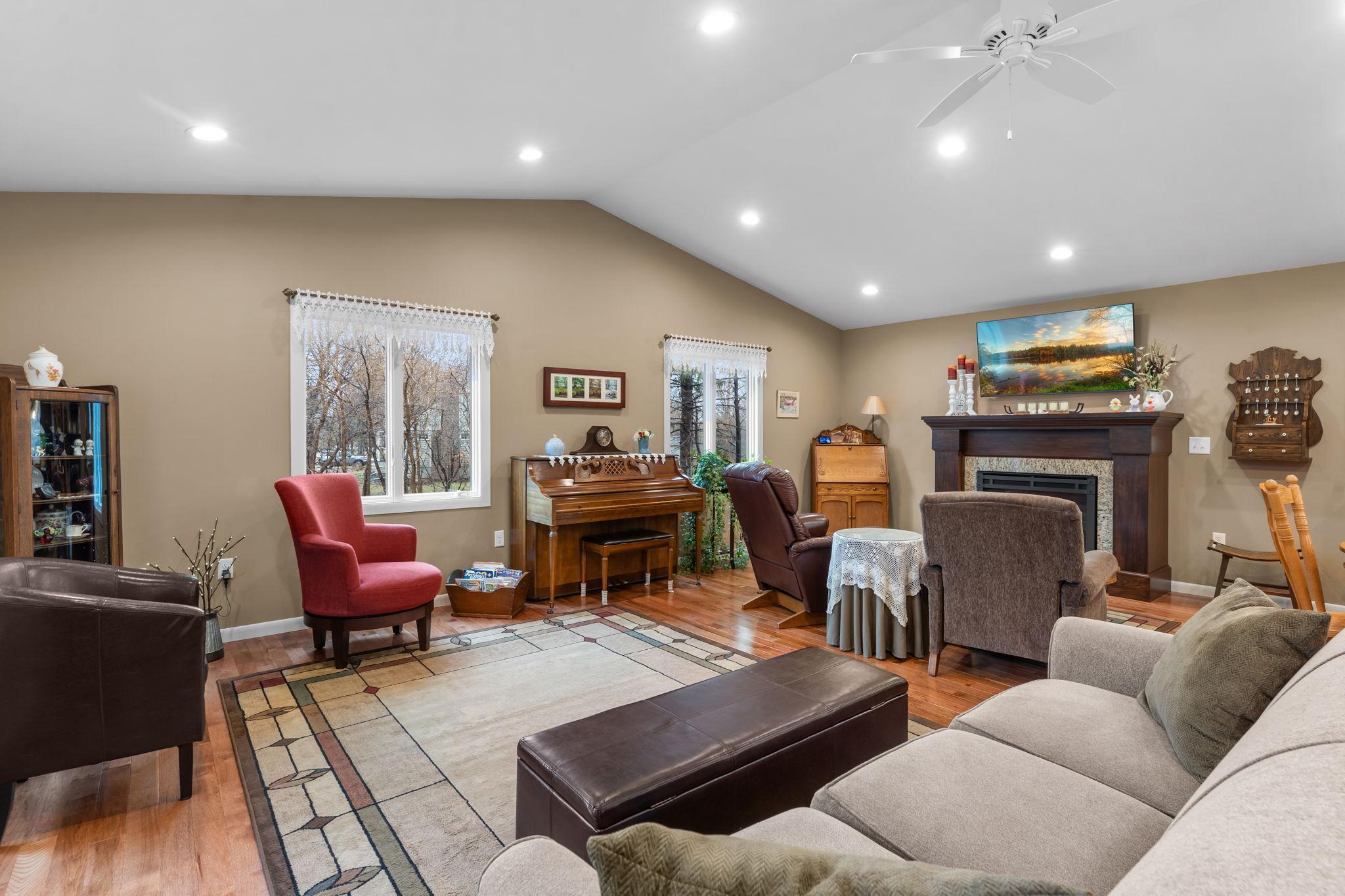 21-web-or-mls-2998 Burnside Ave-178.jpg