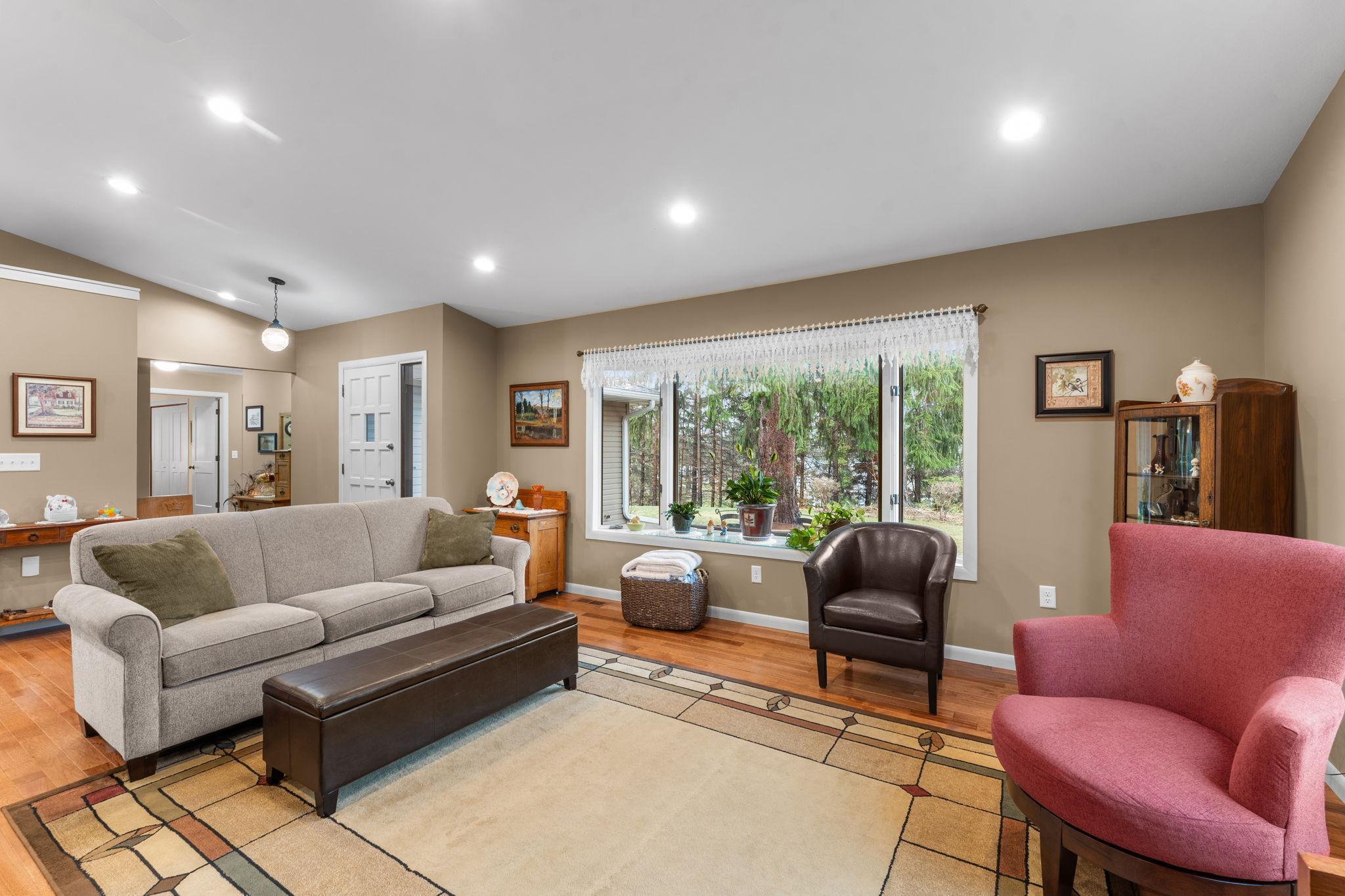 19-web-or-mls-2998 Burnside Ave-168.jpg