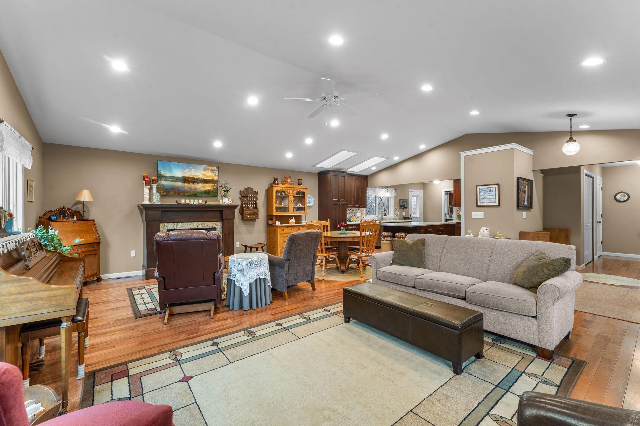 20-web-or-mls-2998 Burnside Ave-173.jpg