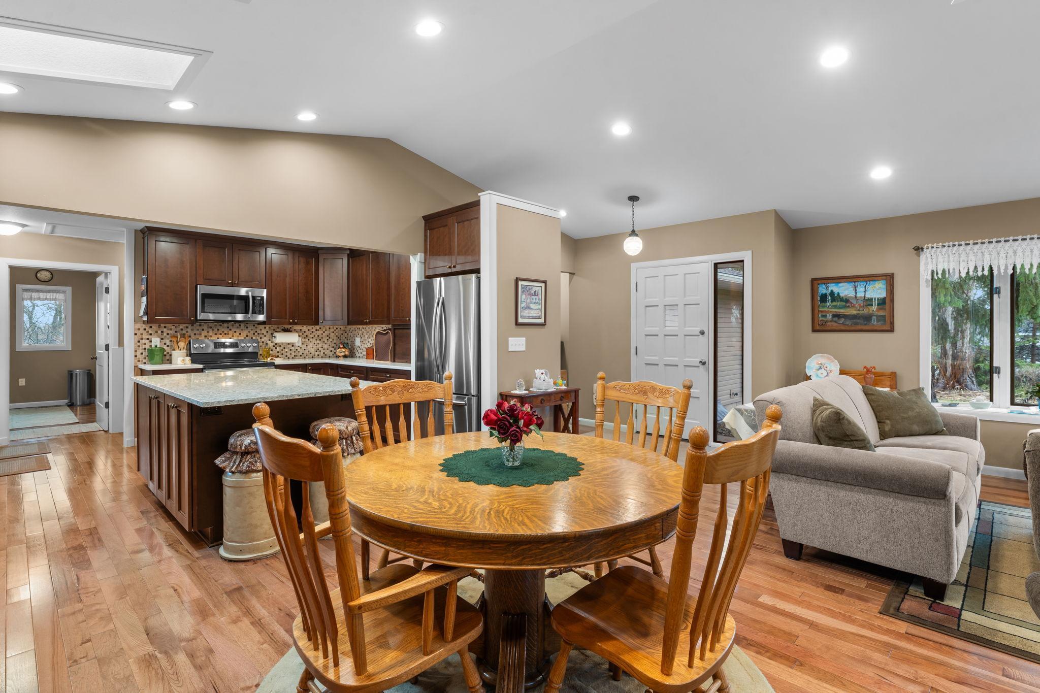 23-web-or-mls-2998 Burnside Ave-138.jpg