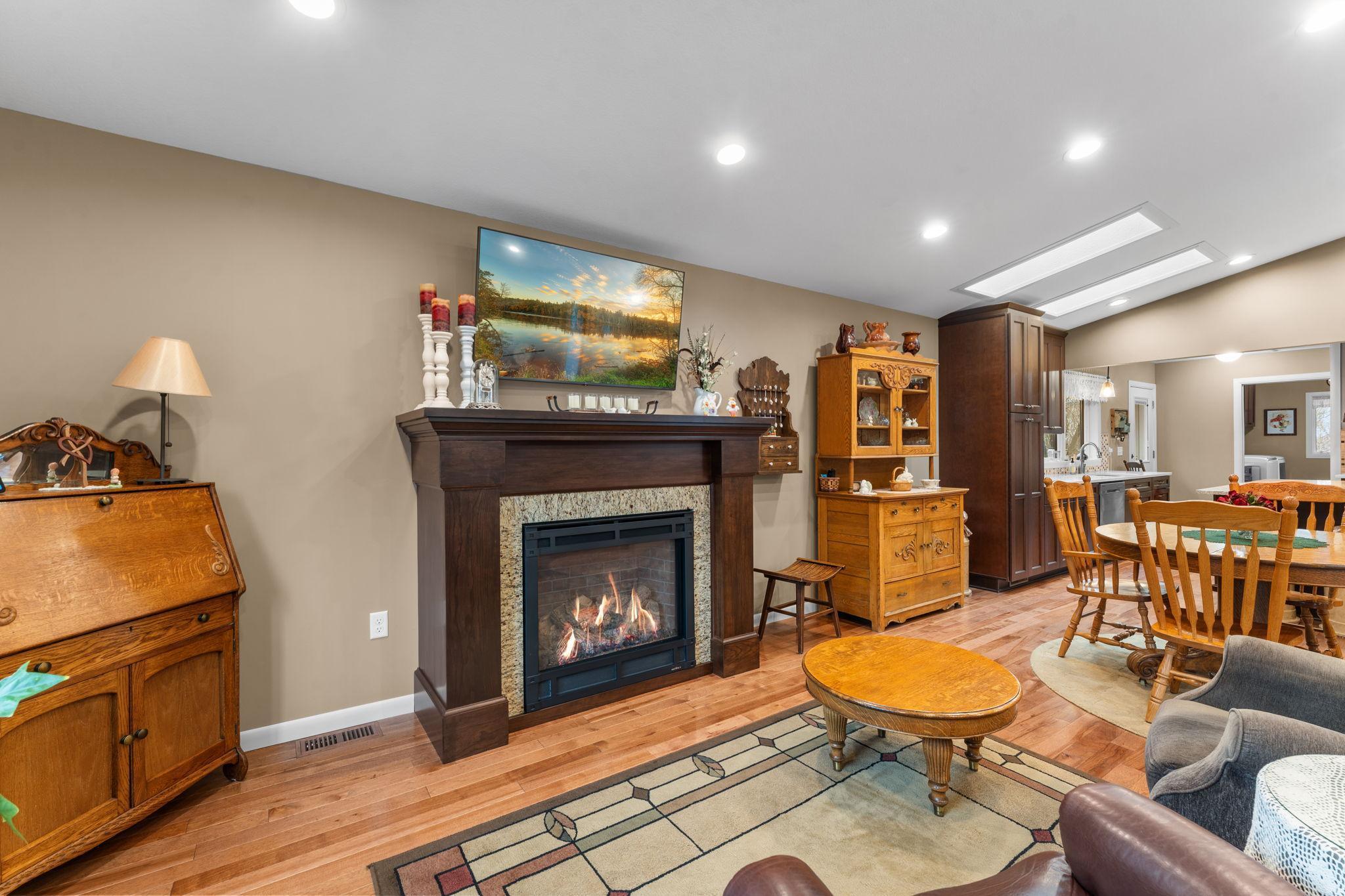 15-web-or-mls-2998 Burnside Ave-153.jpg