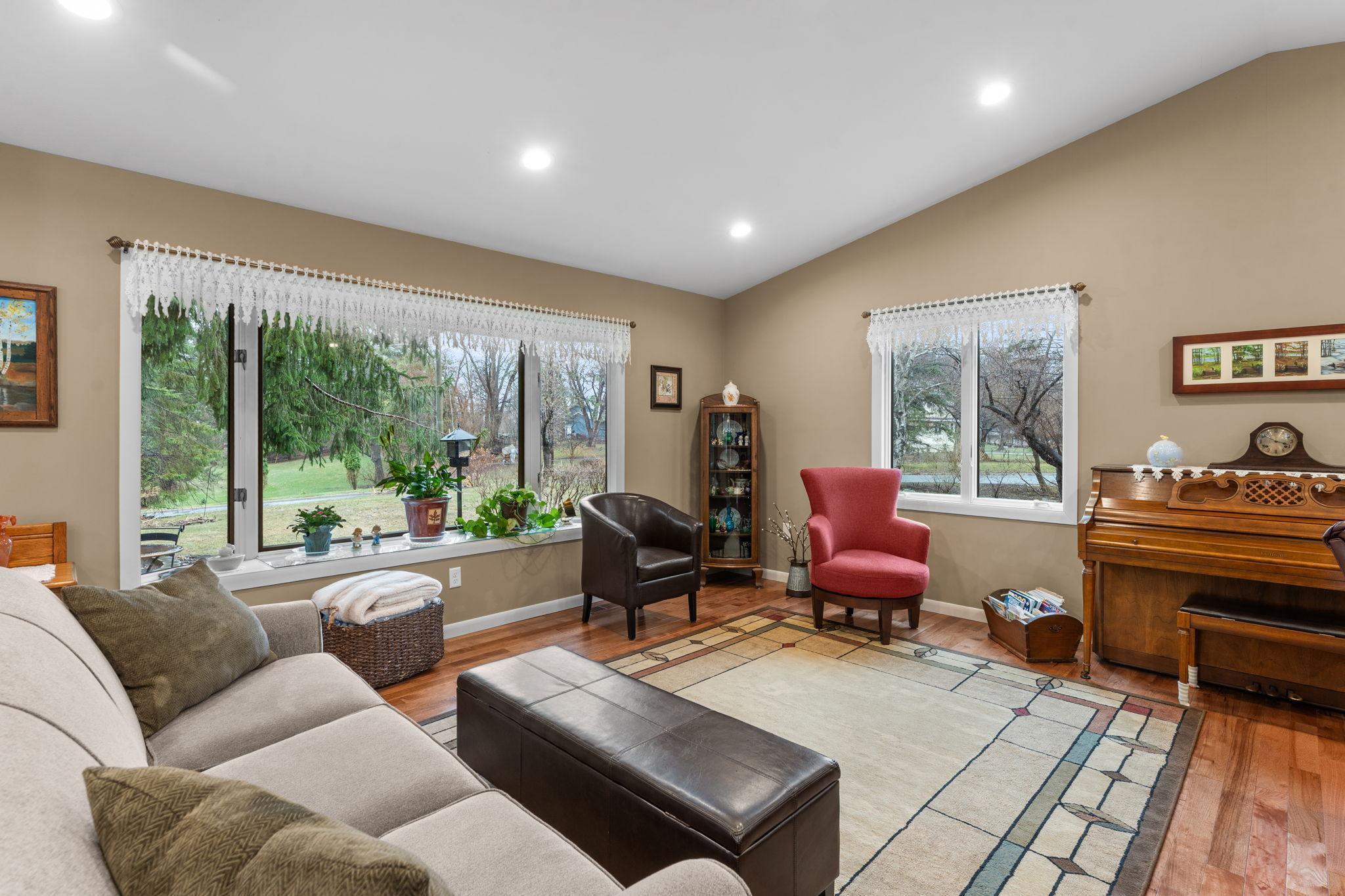 18-web-or-mls-2998 Burnside Ave-163.jpg