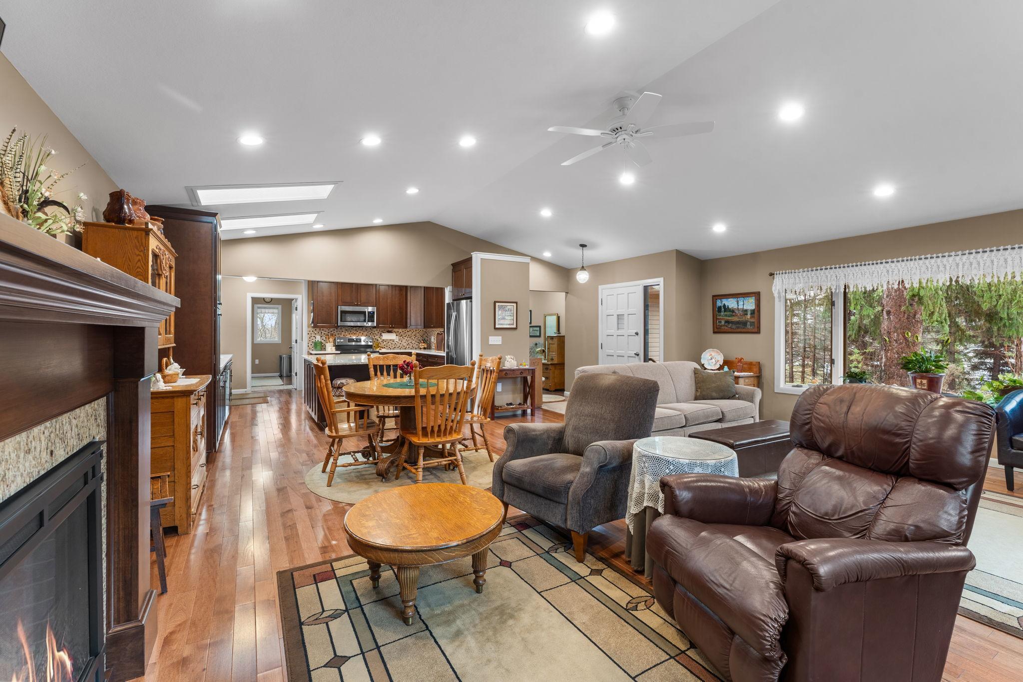 17-web-or-mls-2998 Burnside Ave-158.jpg