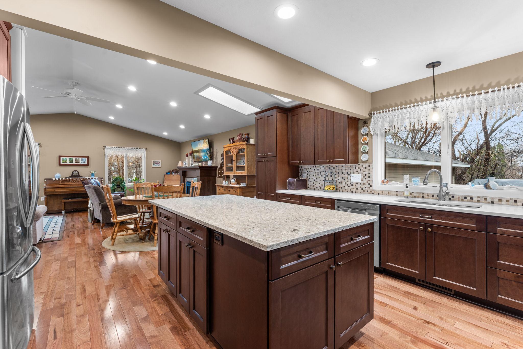 30-web-or-mls-2998 Burnside Ave-128.jpg