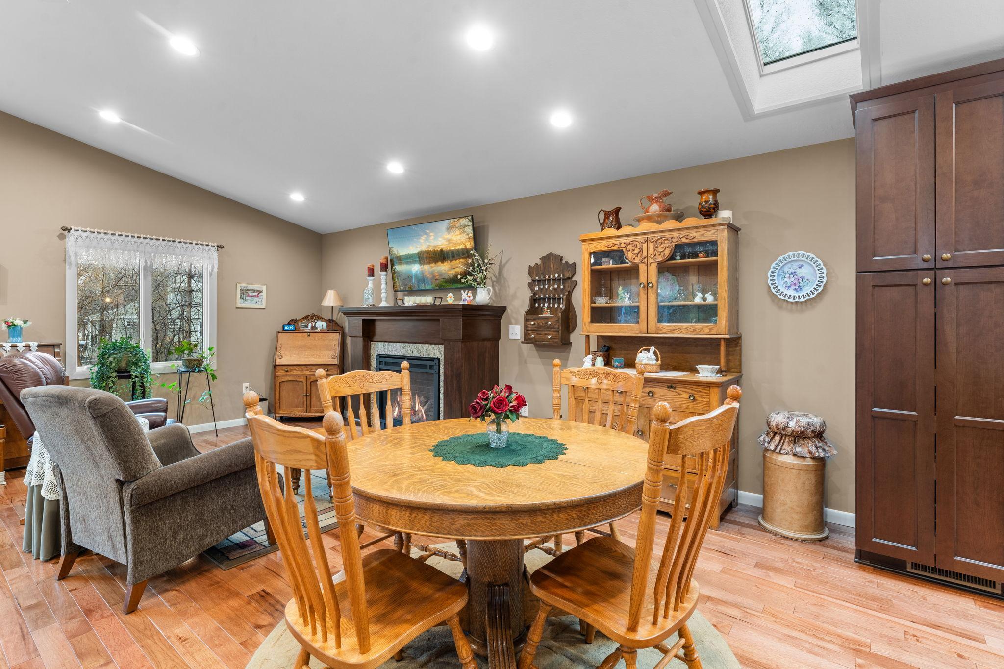 22-web-or-mls-2998 Burnside Ave-133.jpg