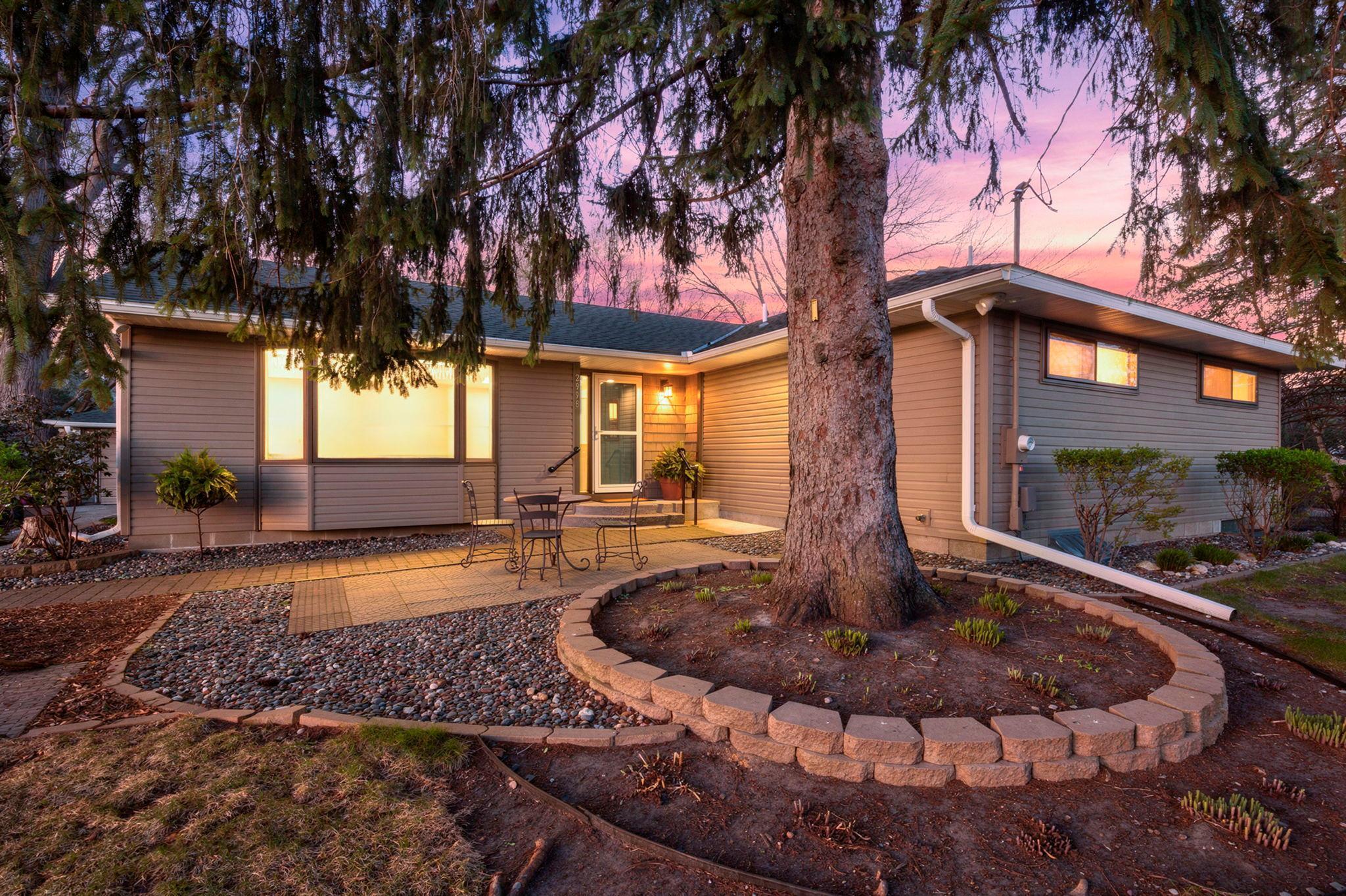 Welcome to 2998 Burnside Avenue in Eagan!