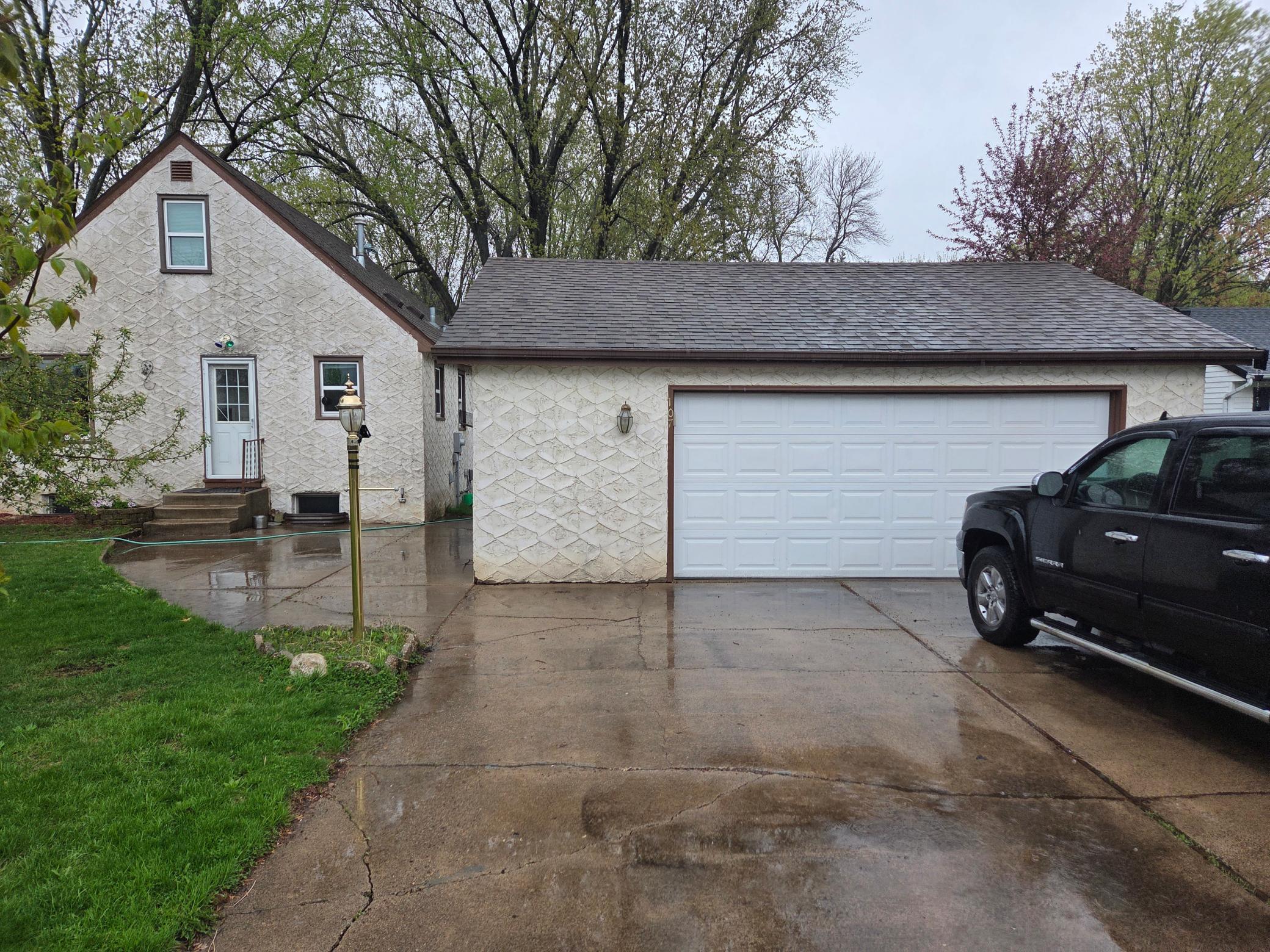 Oversized 2+car garage (25x23)