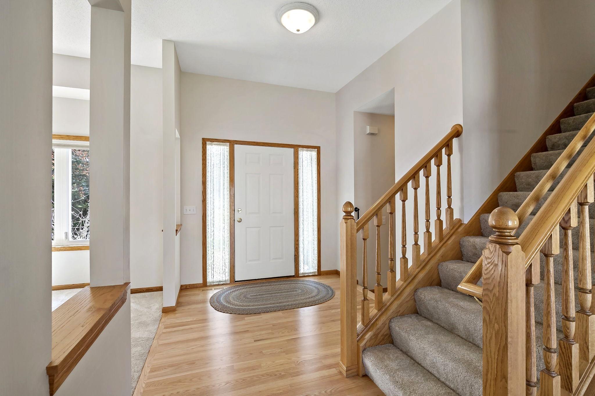 Note the 10 foot ceiling at the entry, and in the Kitchen, Dining & Living Rooms