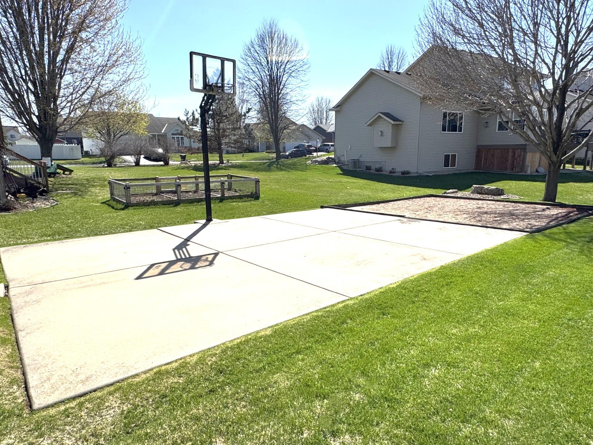 28'x 19' Patio/Sport court; with basketball hoop