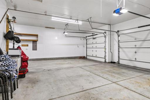 Massive 1000sqft, 4 car garage with tall garage doors