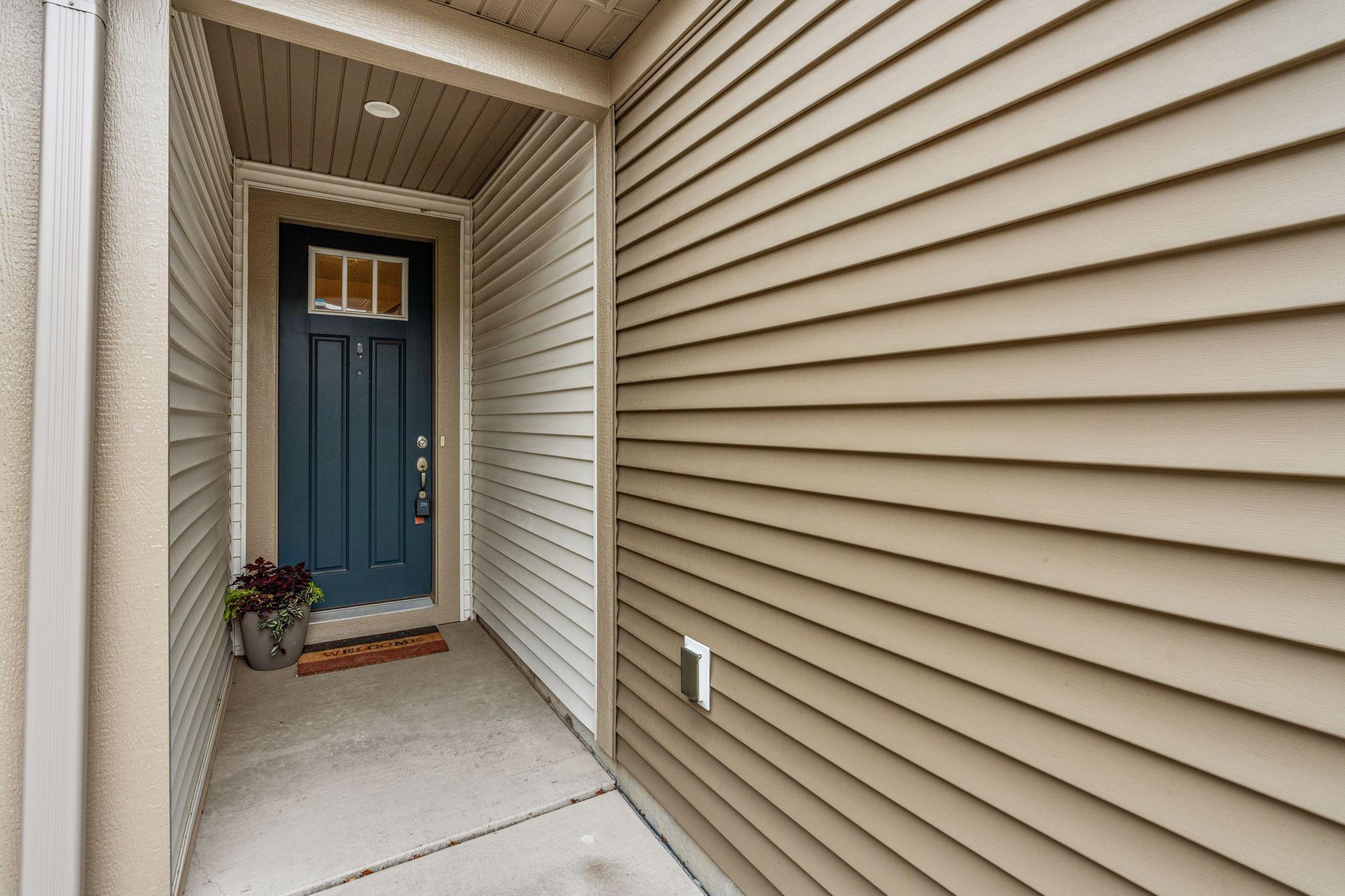 Entryway protects guests from rain
