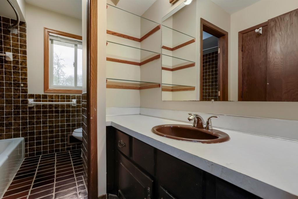 Full bathroom main floor