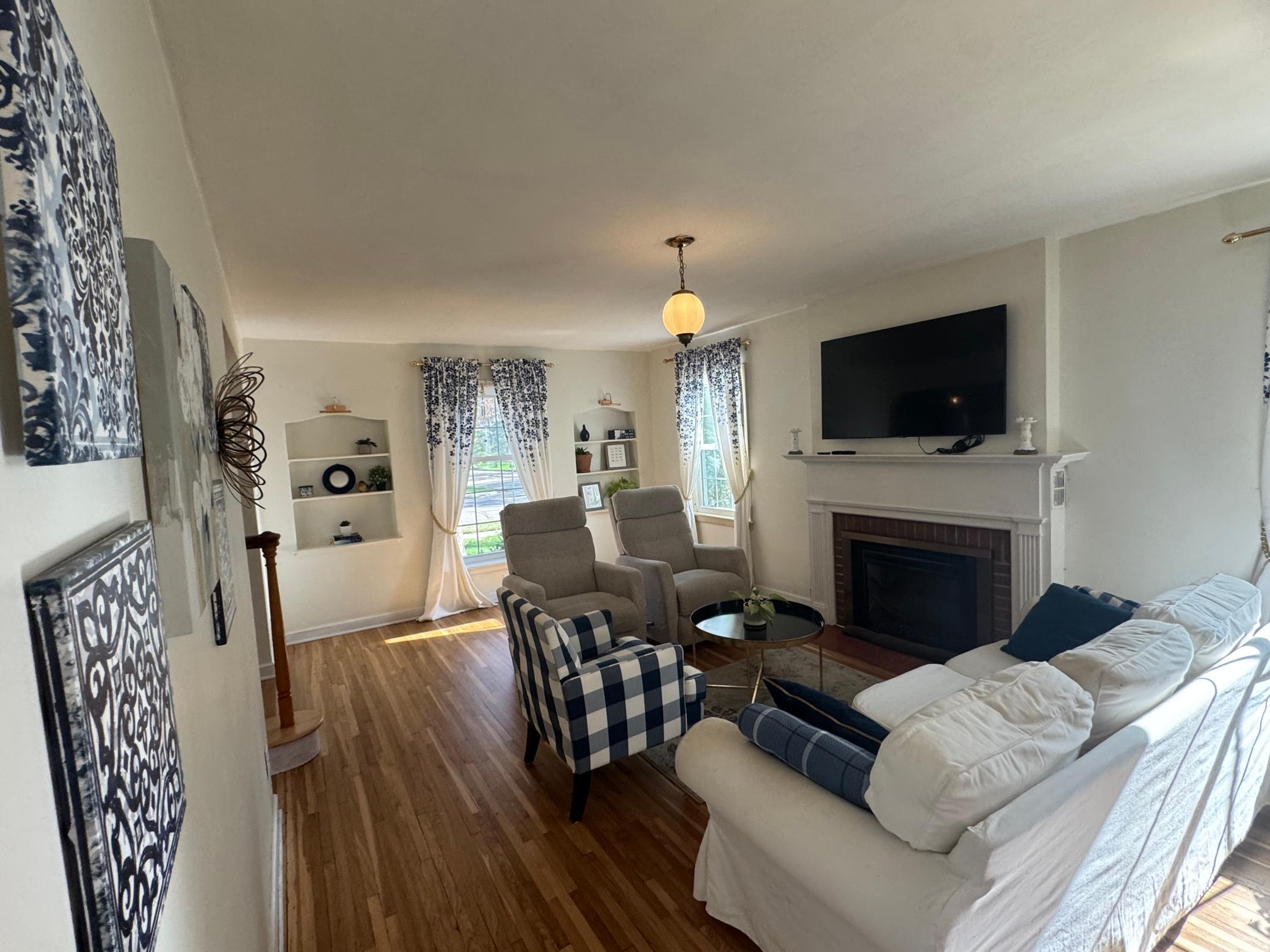 Large Living w Refinished Hardwood Flrs