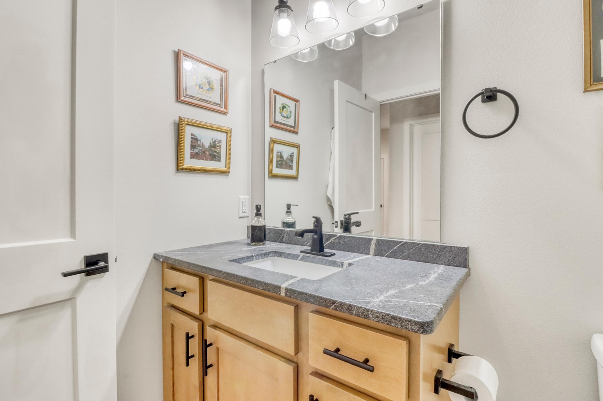 Bathroom1_2.JPG