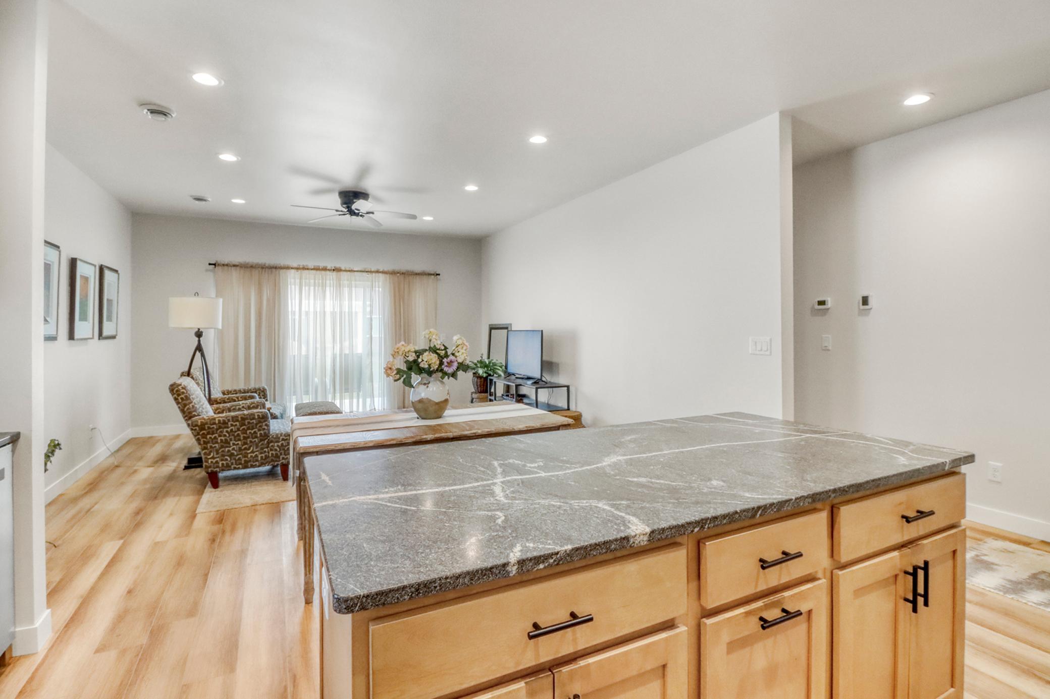 Kitchen1_5.JPG