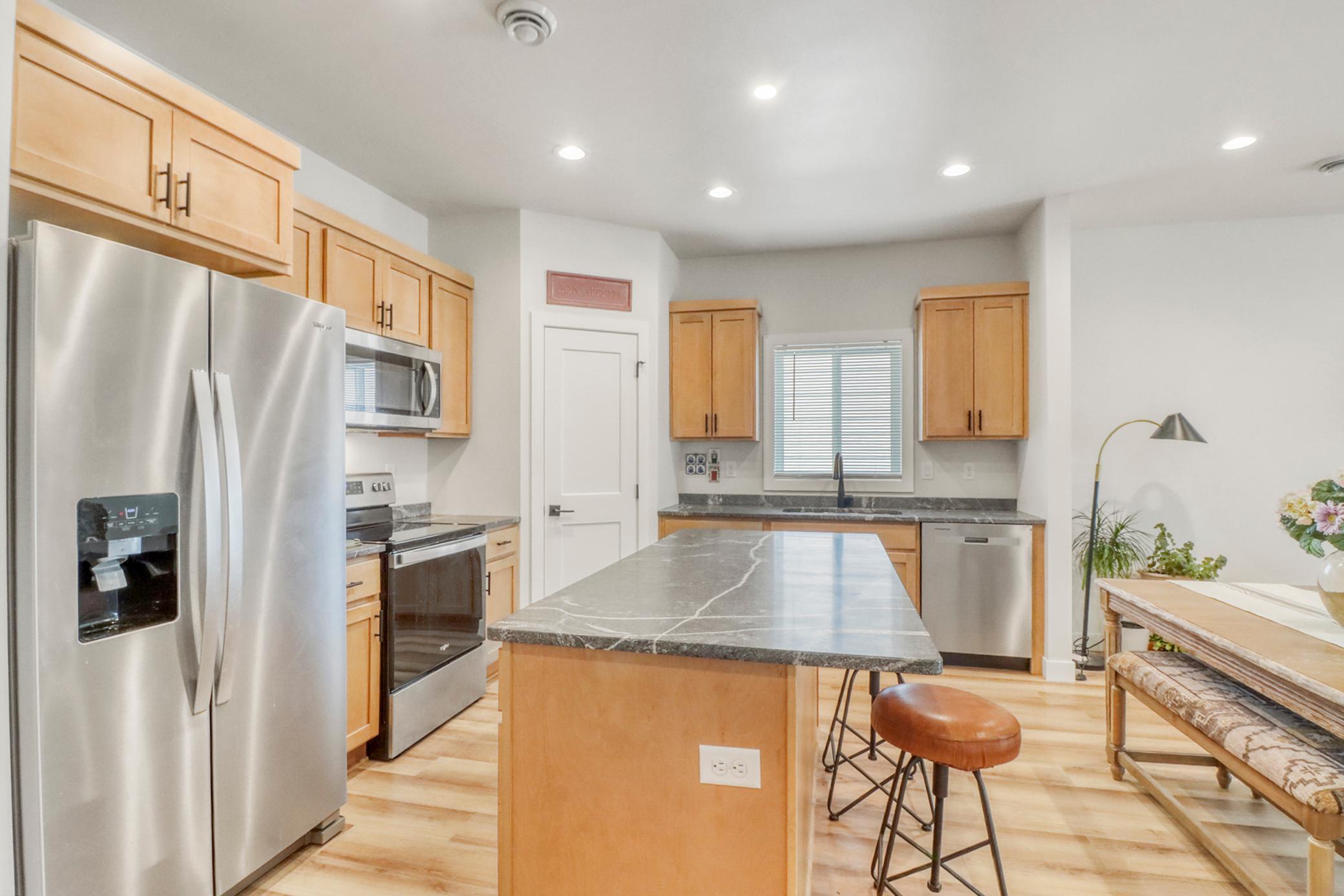 Kitchen1_3.JPG