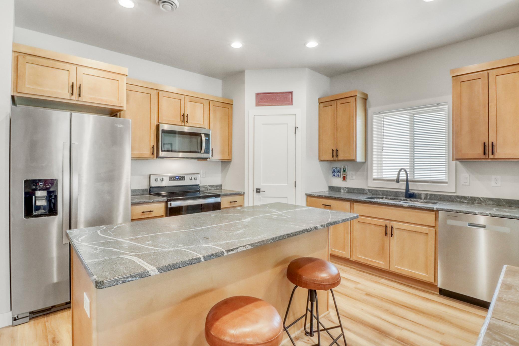 Kitchen1_0.JPG