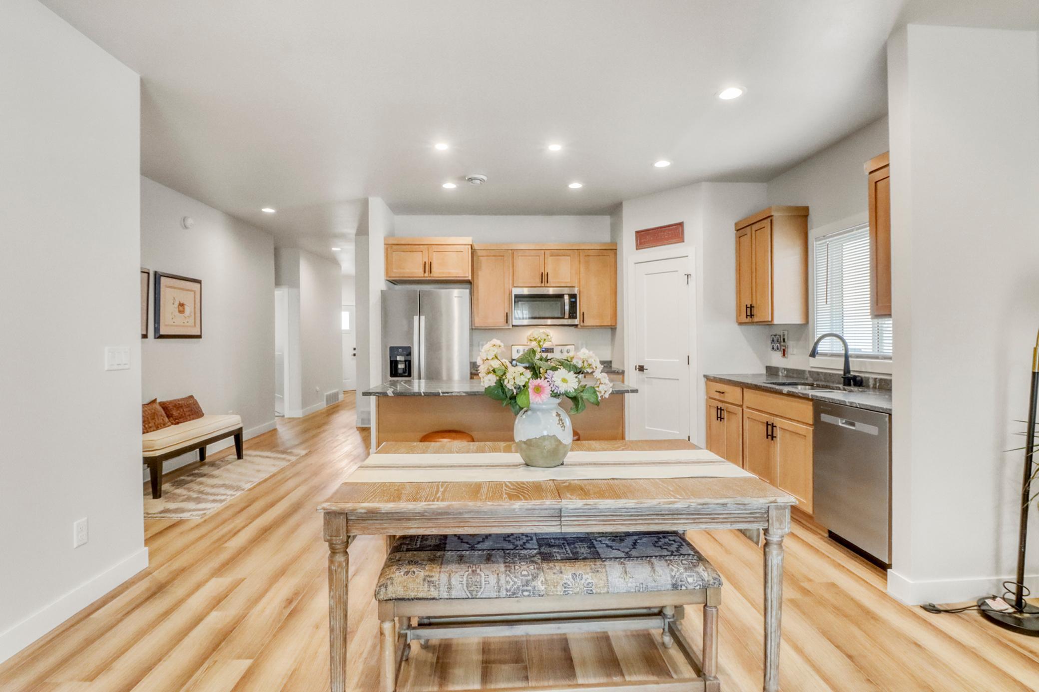 Kitchen1_2.JPG