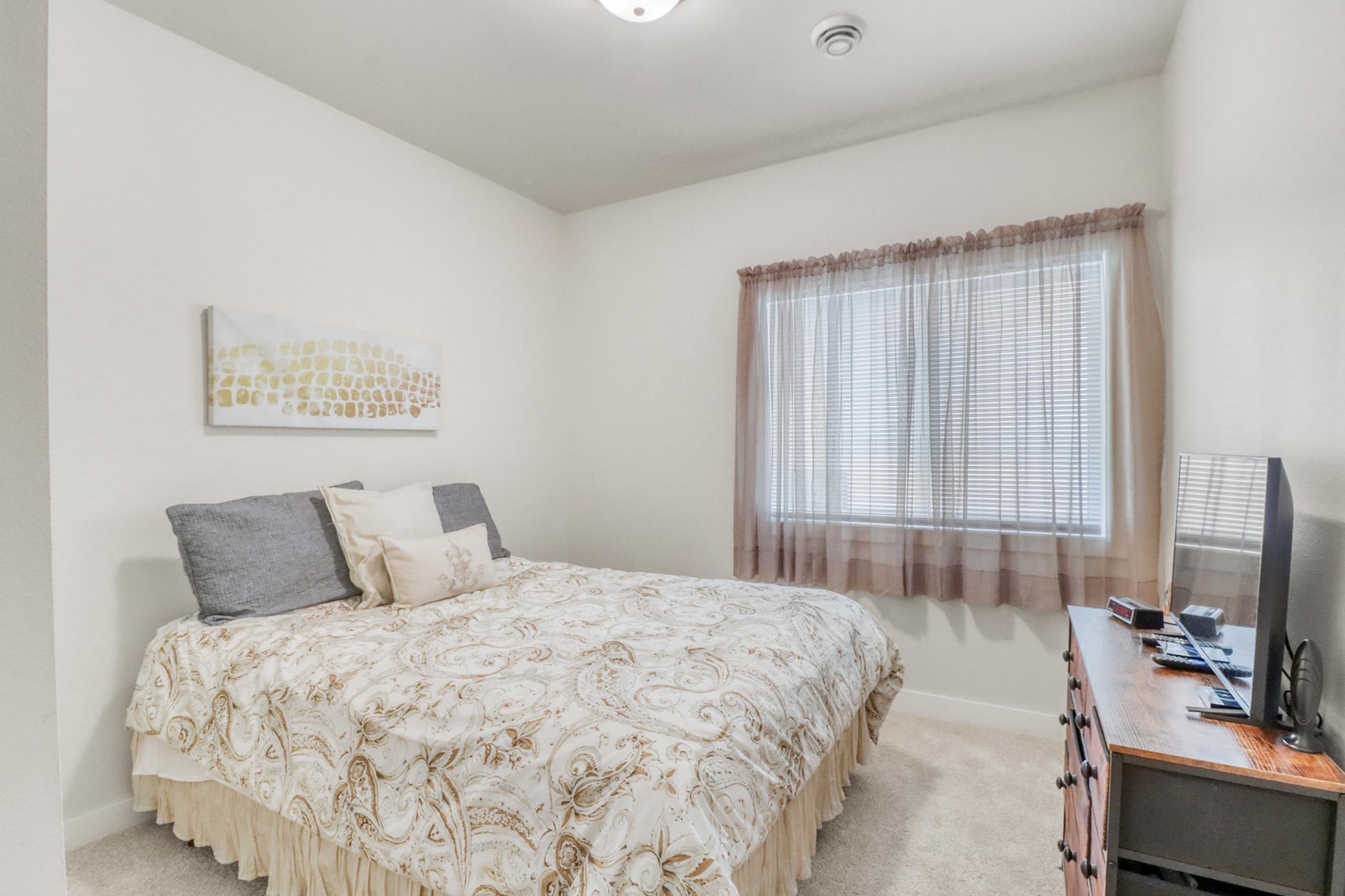 Bedroom1_1.JPG