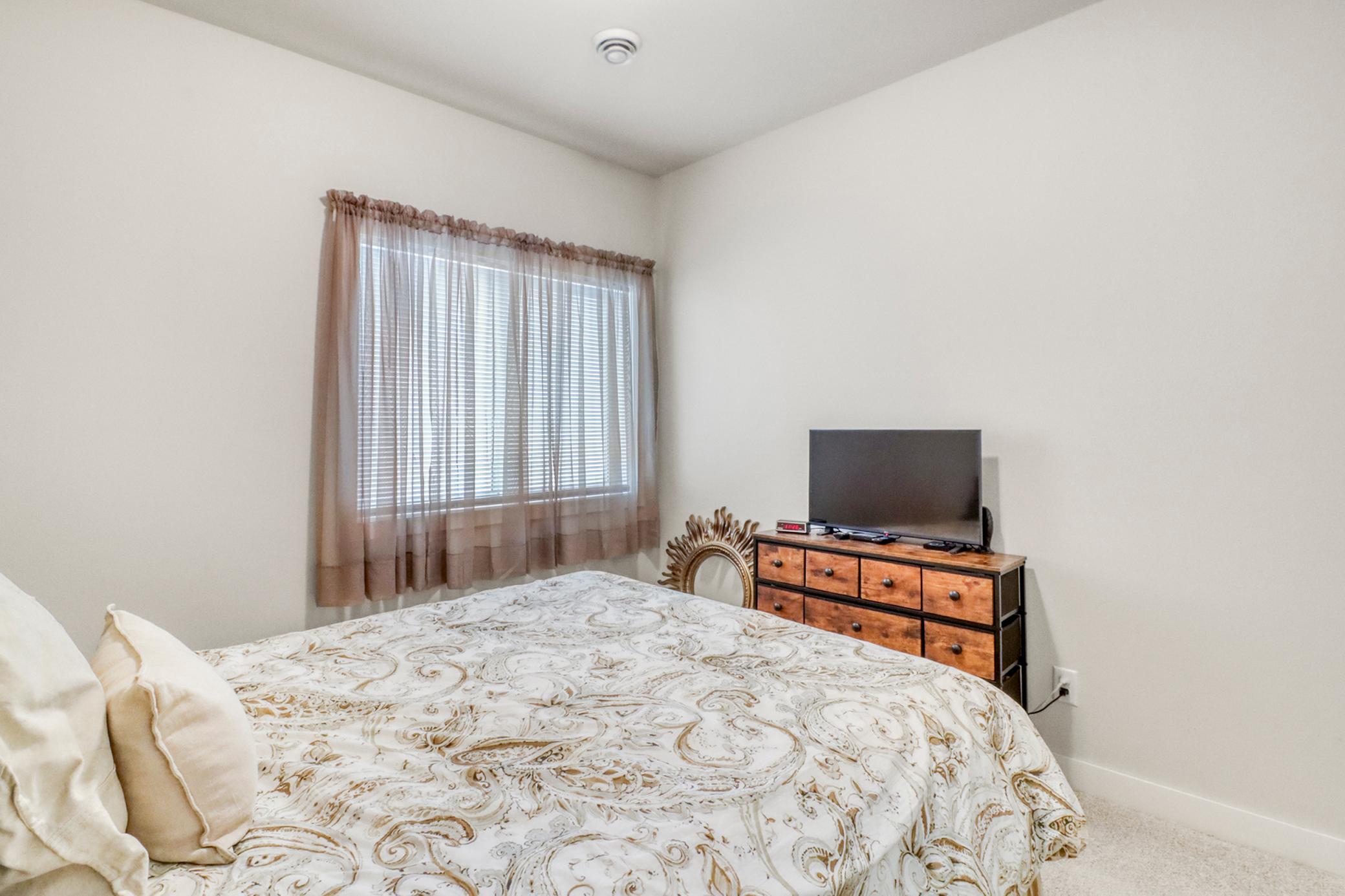Bedroom1_2.JPG