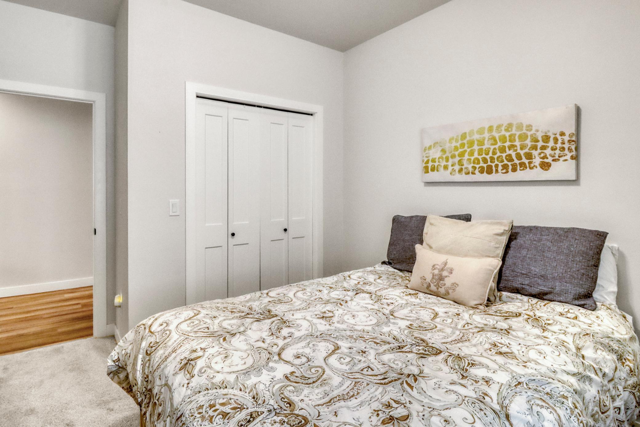 Bedroom1_3.JPG