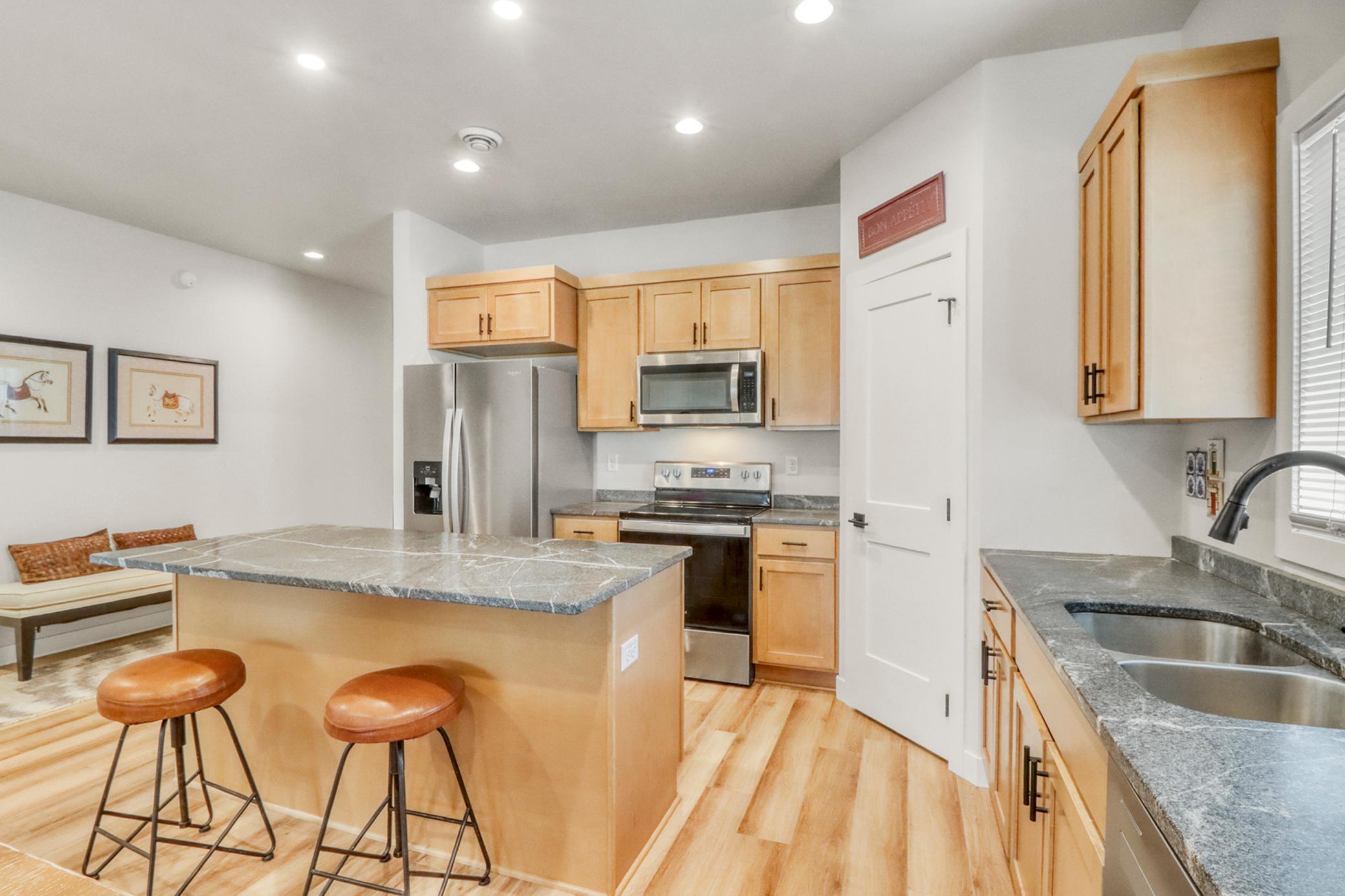 Kitchen1_.JPG