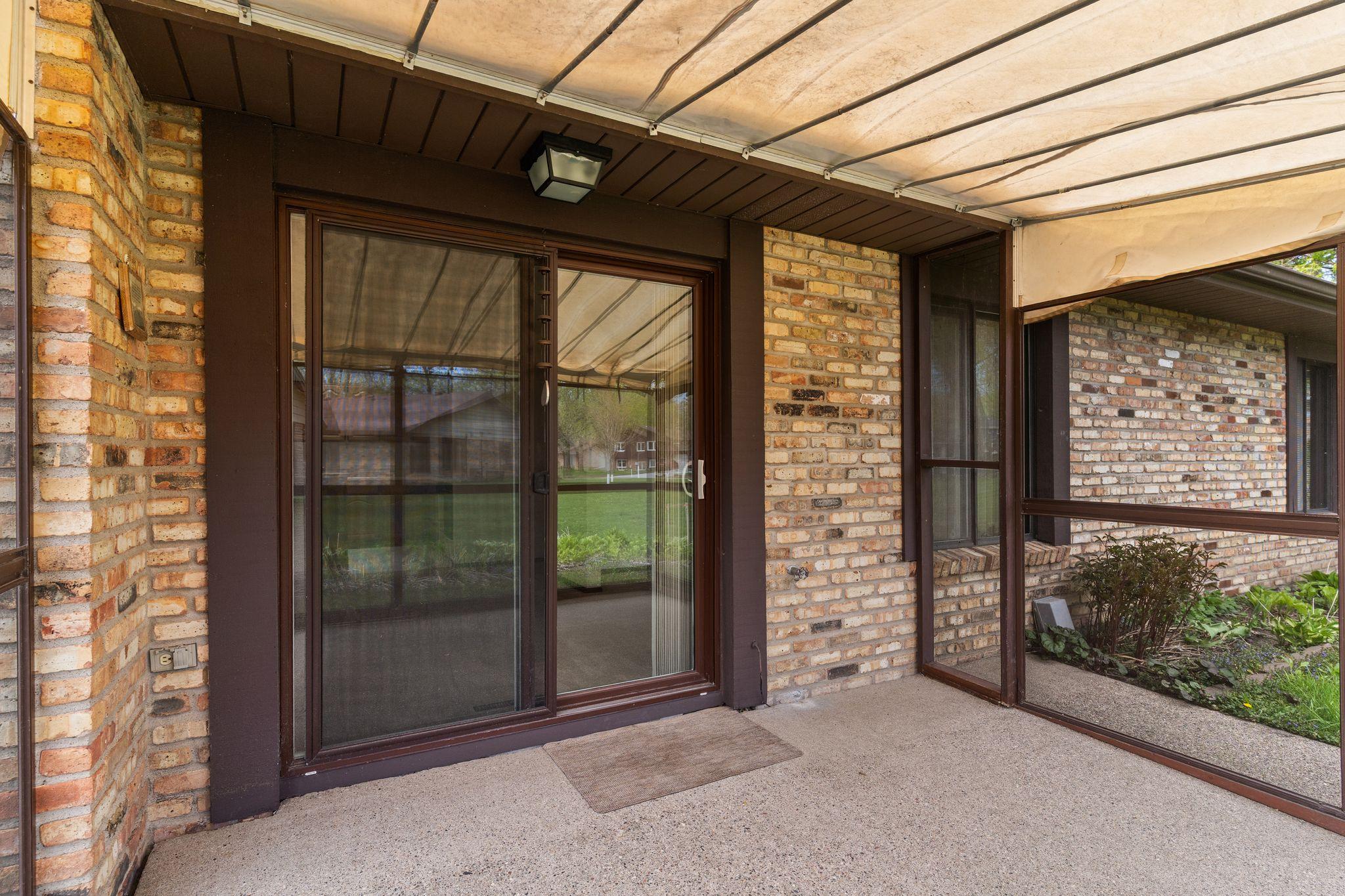 patio w/removable screens