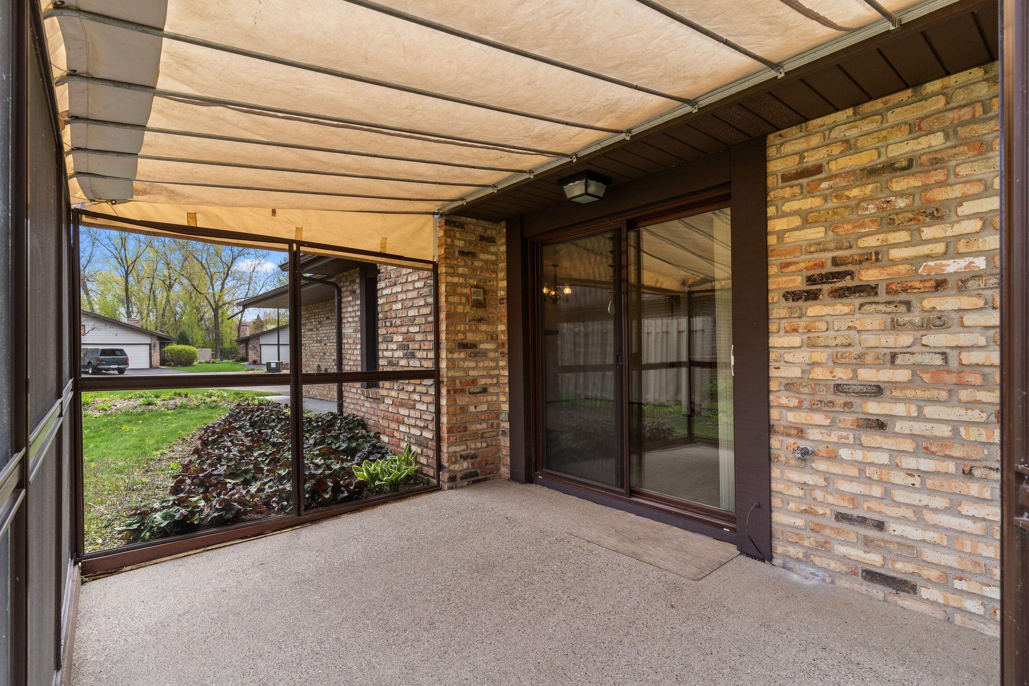 patio w/removable screens