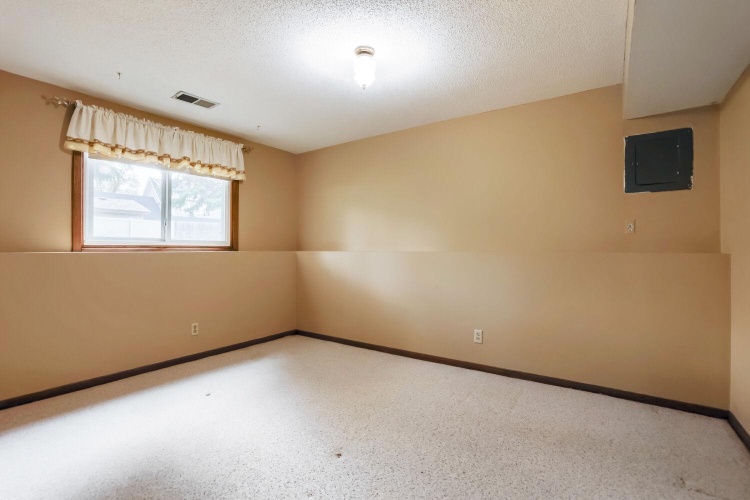 711 W Cope Ave - Bedroom 3 pic 1