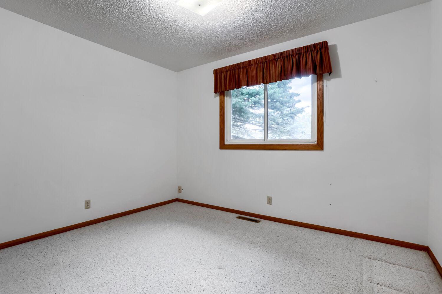 711 W Cope Ave - Bedroom 2 upper level pic 1