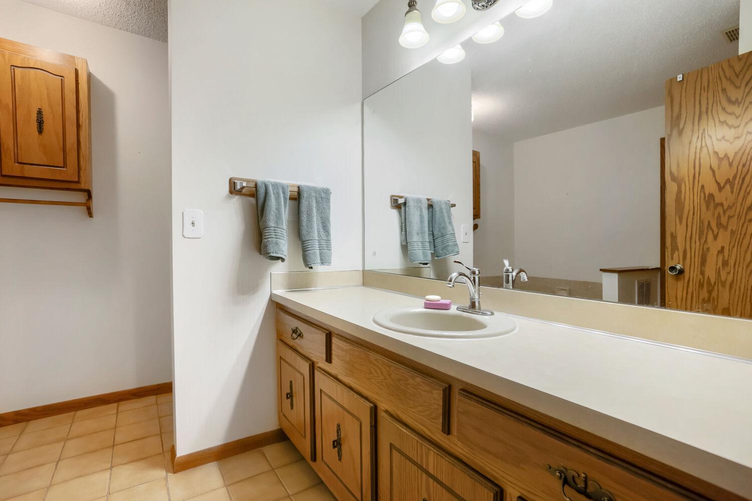 711 W Cope Ave - Upper level full bath