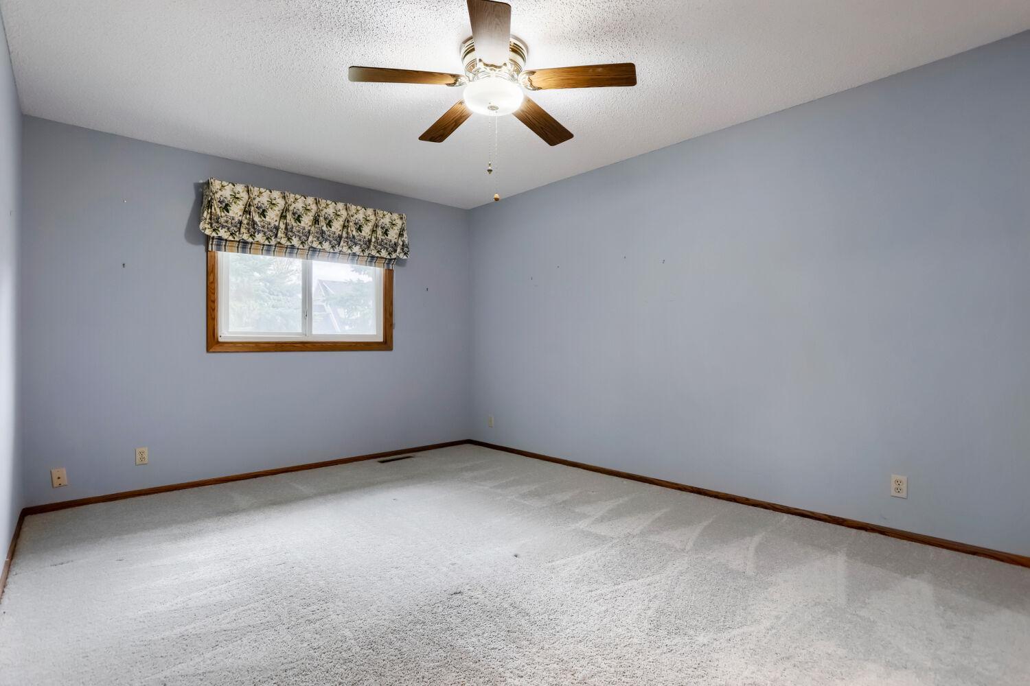711 W Cope Ave - Primary Bedroom upper level pic 1