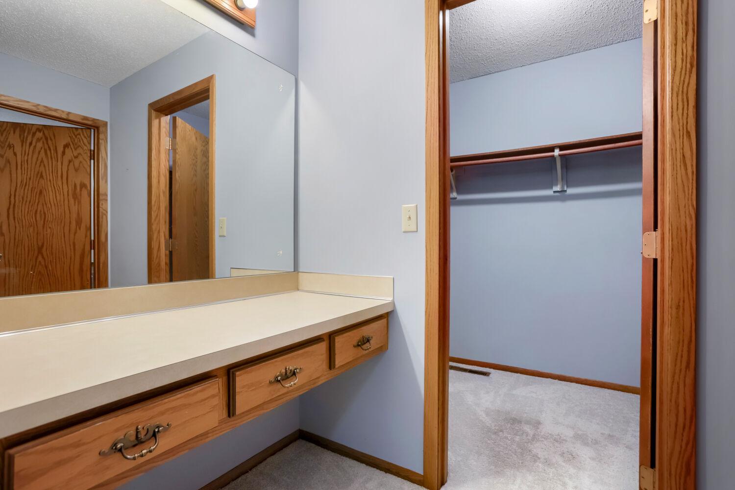711 W Cope Ave - Primary bedroom-vanity and walk-in closet