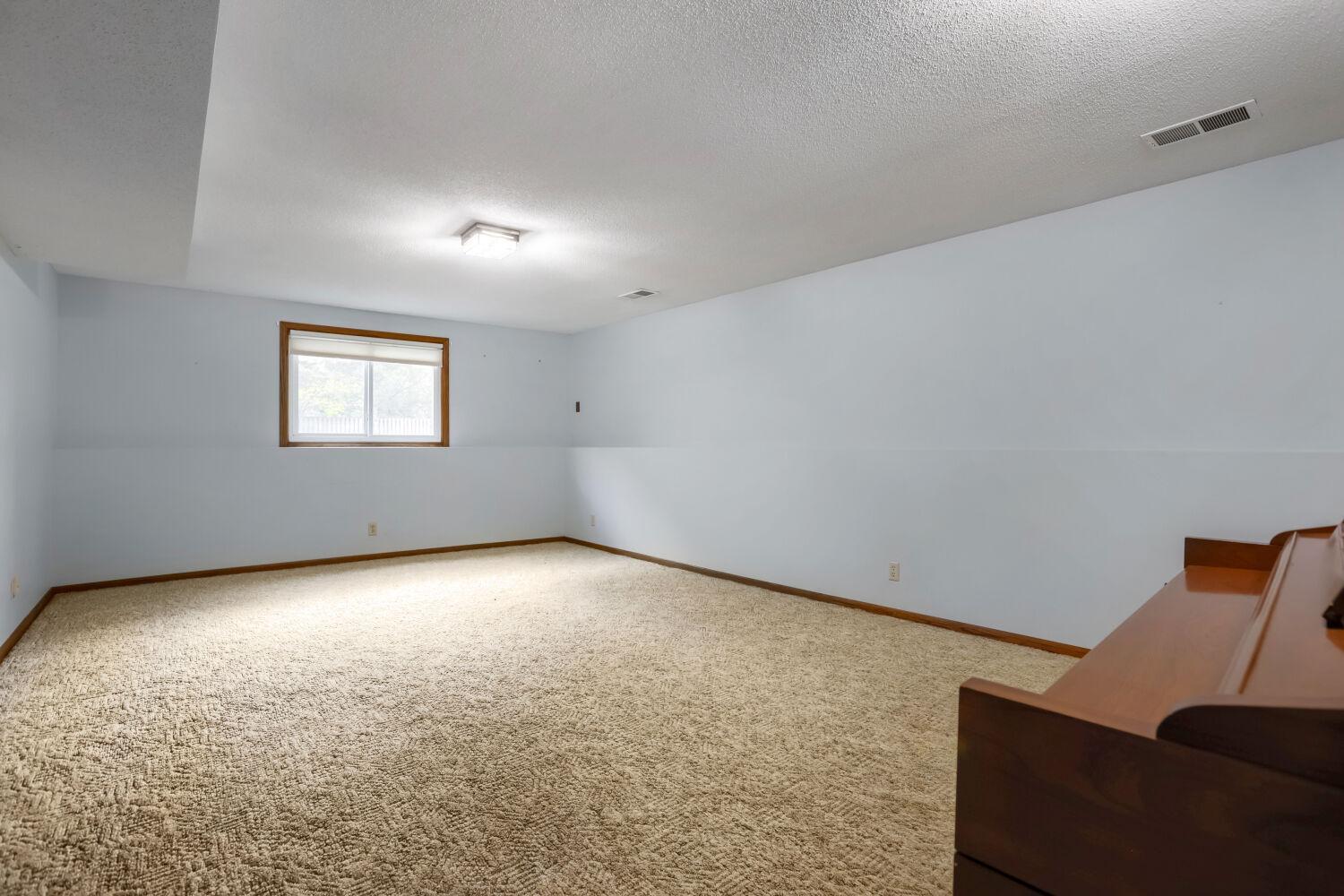 711 W Cope Ave -Family Room-pic 3