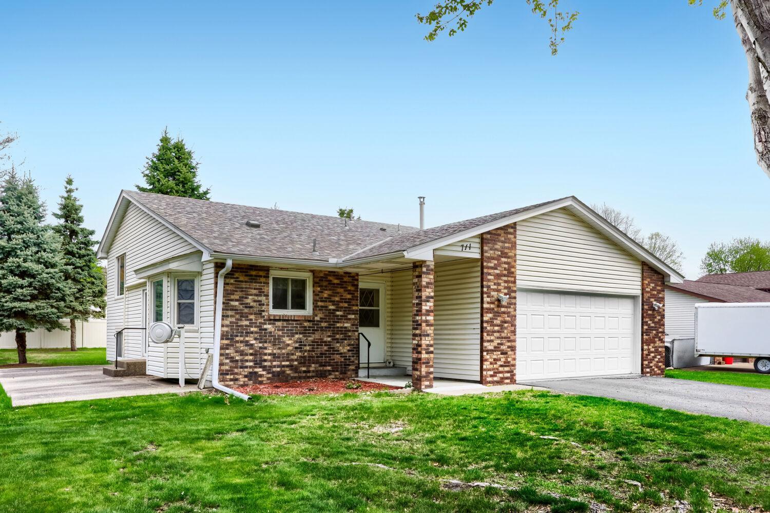 Welcome to: 711 Cope Ave W, Roseville MN 55113