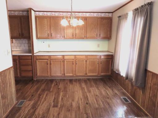 911 HAMILTON DR AND CABINET.jpg