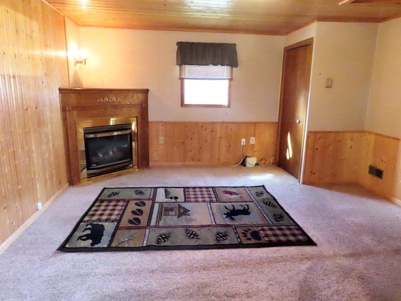 911 HAMILTON BREEZEWAY CLOSET.jpg