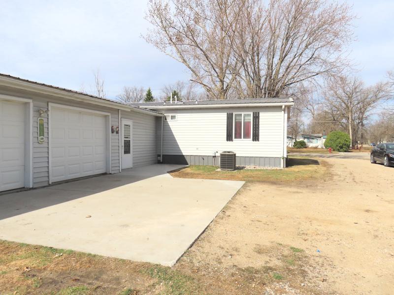 911 HAMILTON BACK OF HOUSE AND AC UNIT.jpg