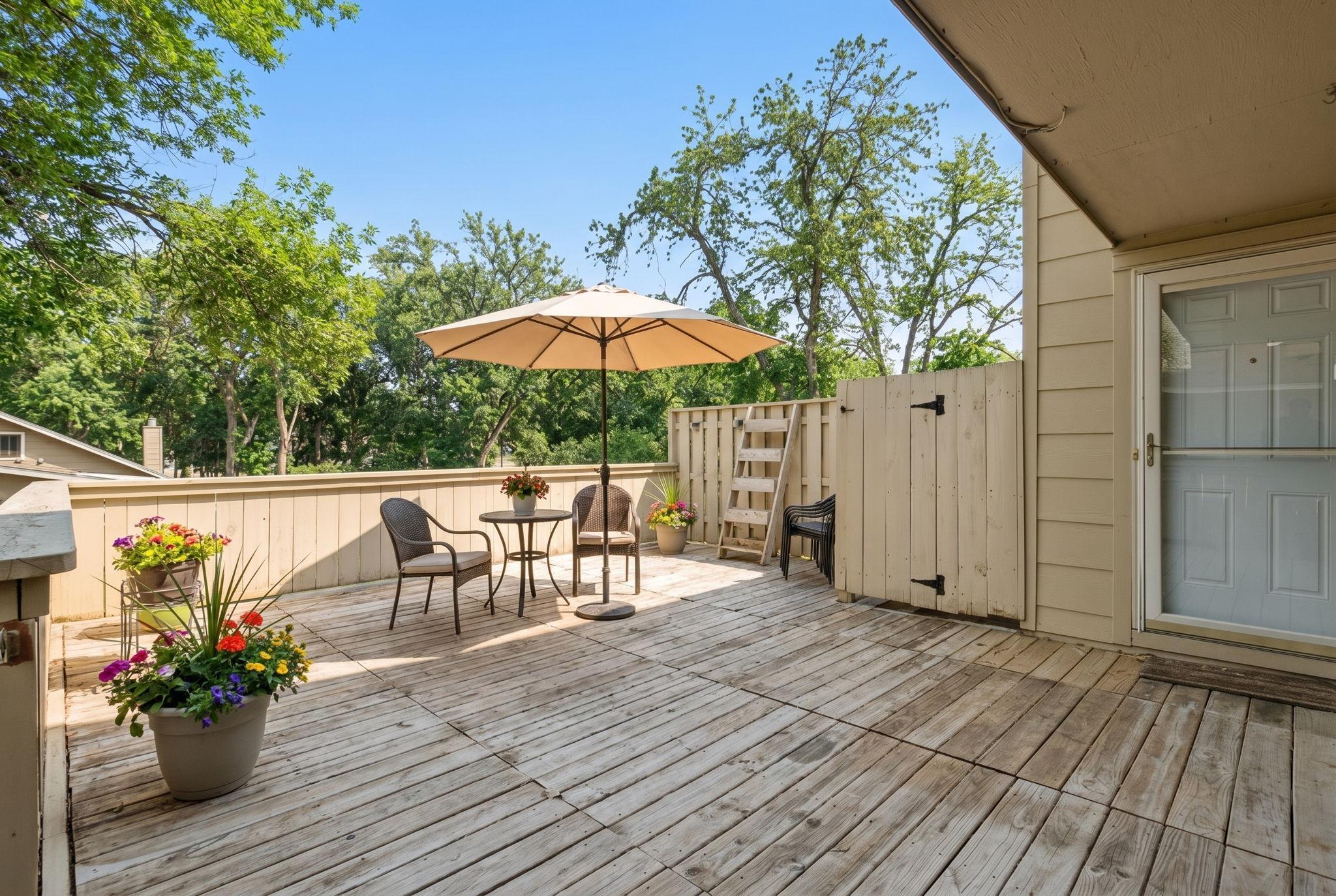 Amazing oversized front deck!