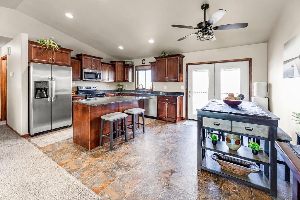Breakfast bar island, Stainless appliances, Recessed lighting