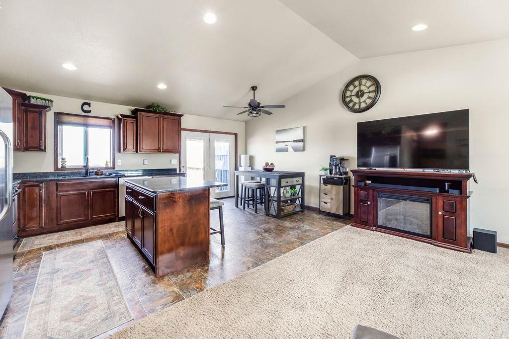 Kitchen & Dining