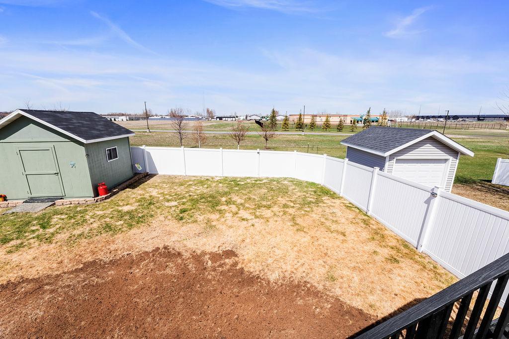 Fenced backyard & no backyard neighbors