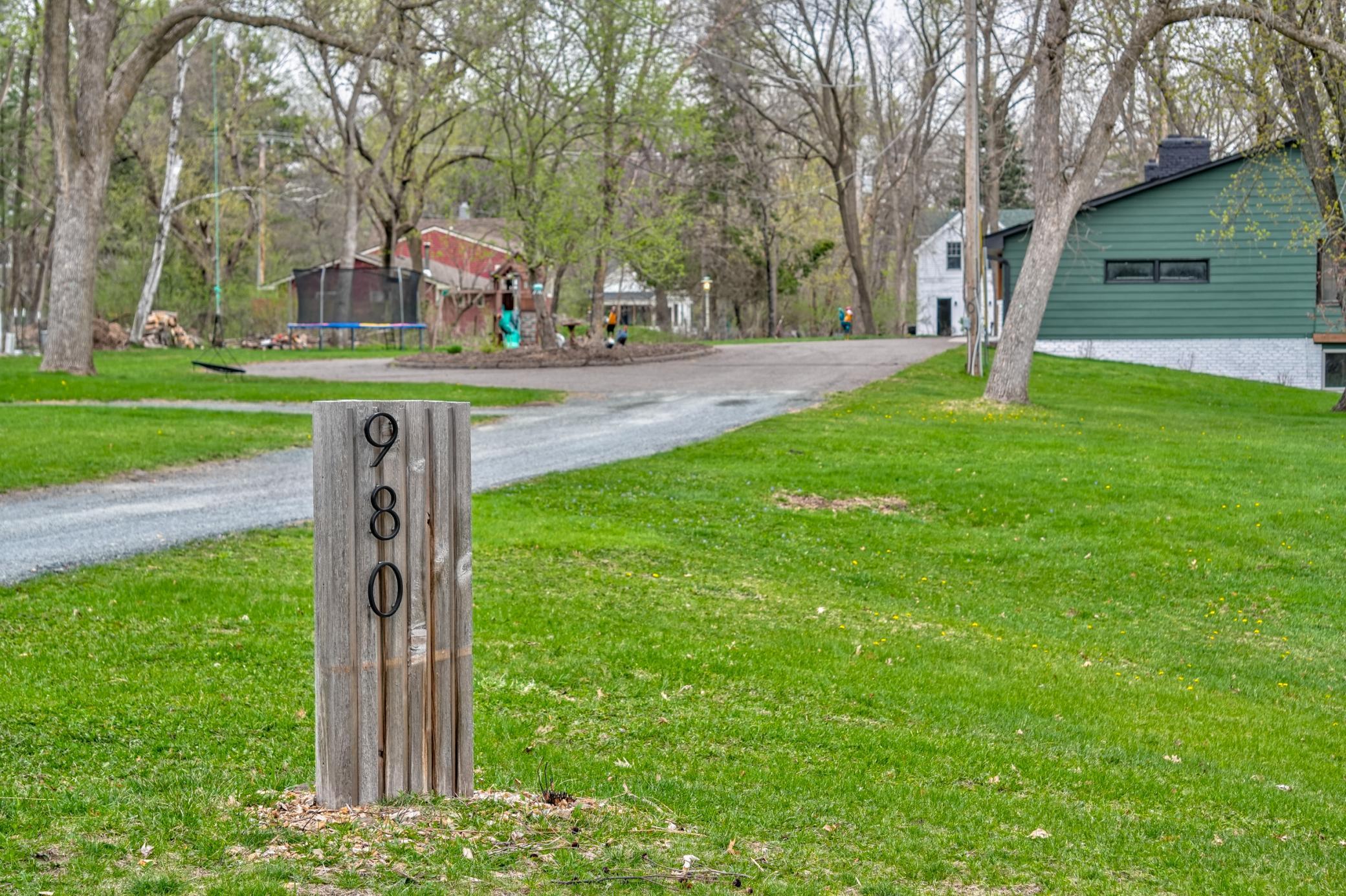 980 Rosabell St-4.jpg