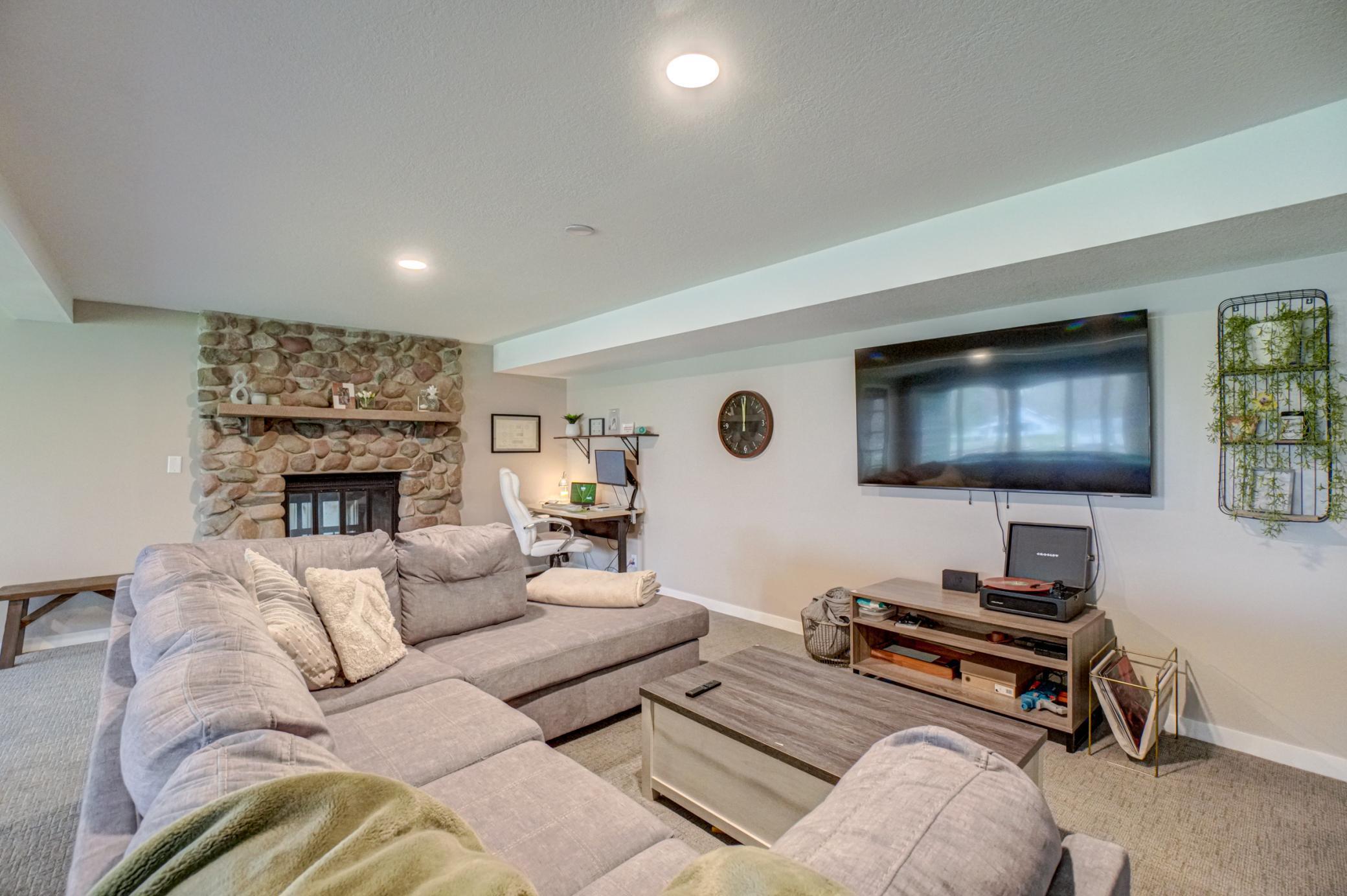 980 Rosabell St-108.jpg