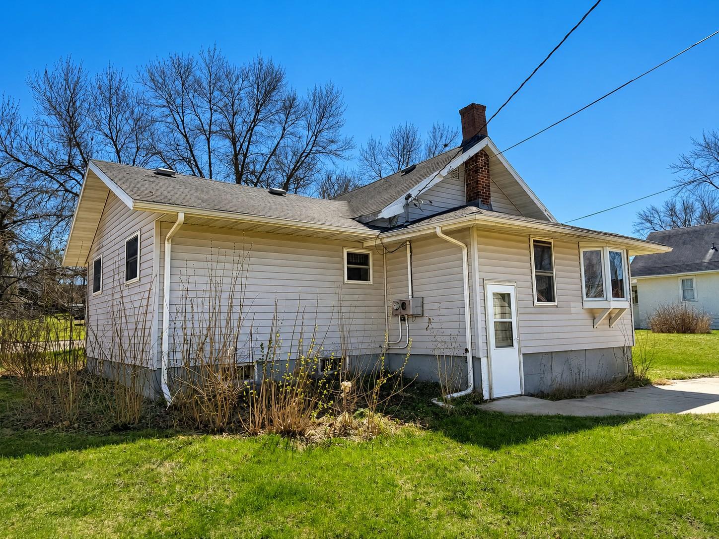 2 bed / 1 bath / .24 Acre Lot / Full Unfinished Basement