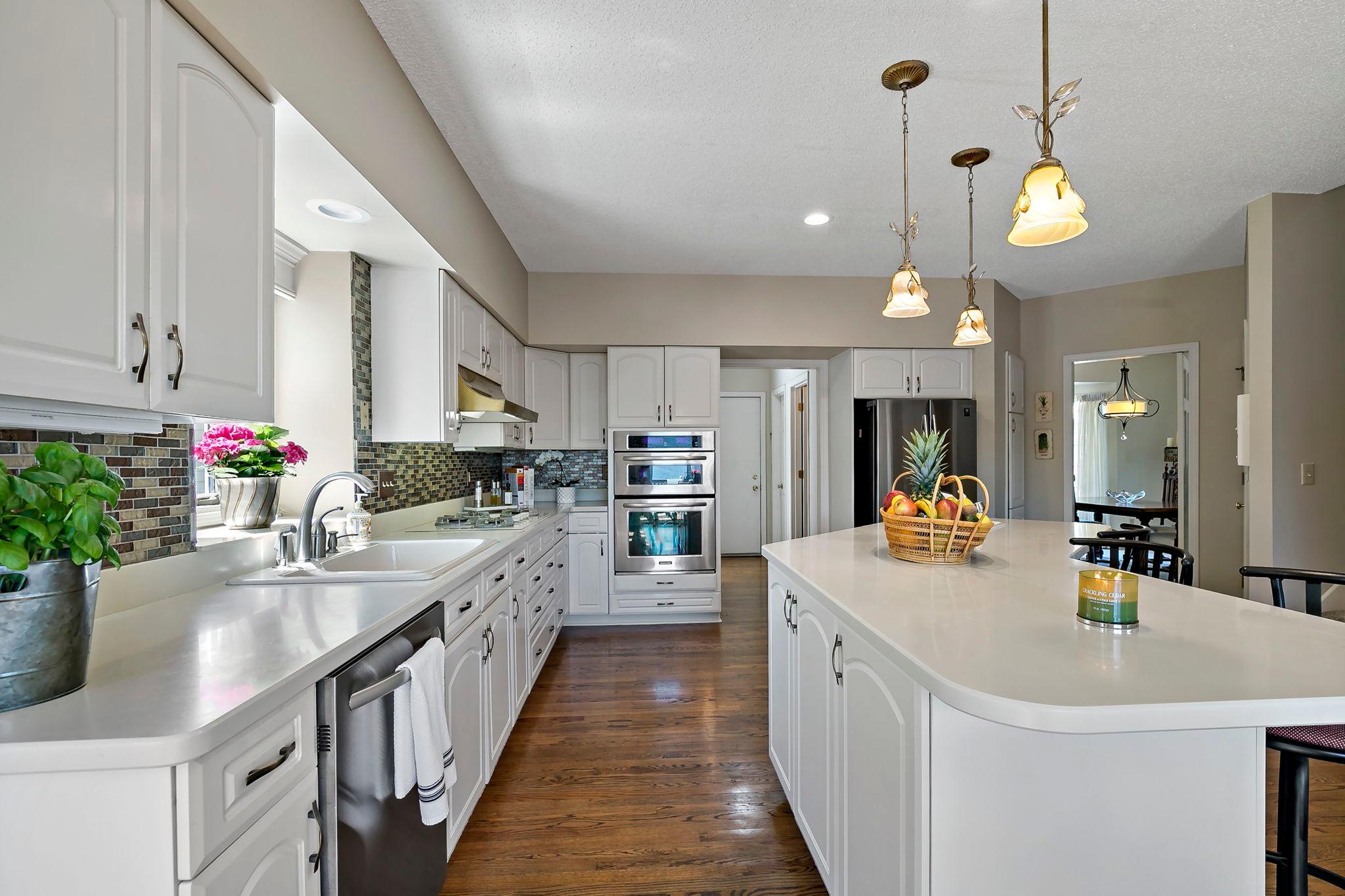 25-web-or-mls-8923 Highland Bay, Woodbury, MN_0028.jpg
