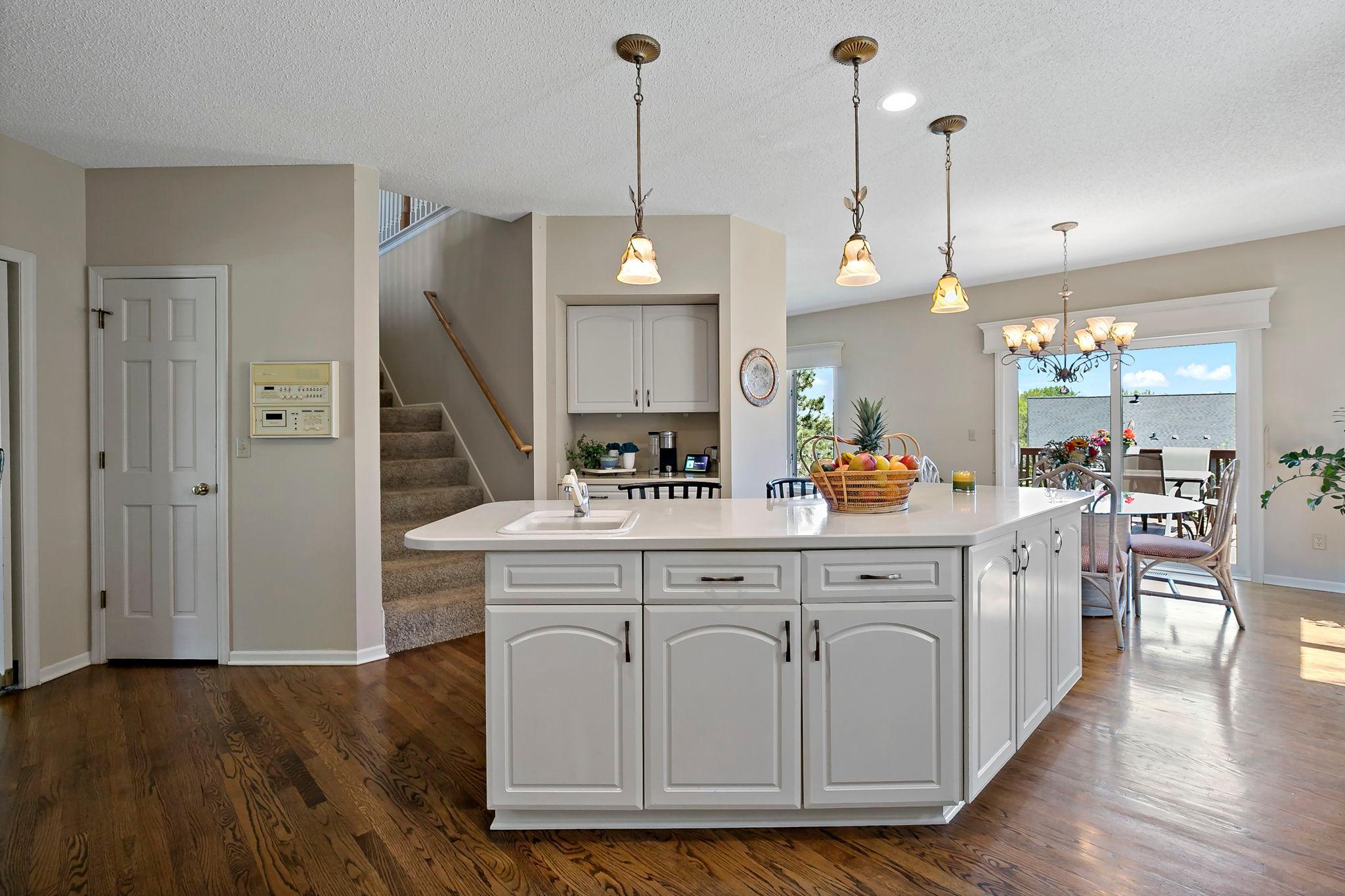 27-web-or-mls-8923 Highland Bay, Woodbury, MN_0030.jpg