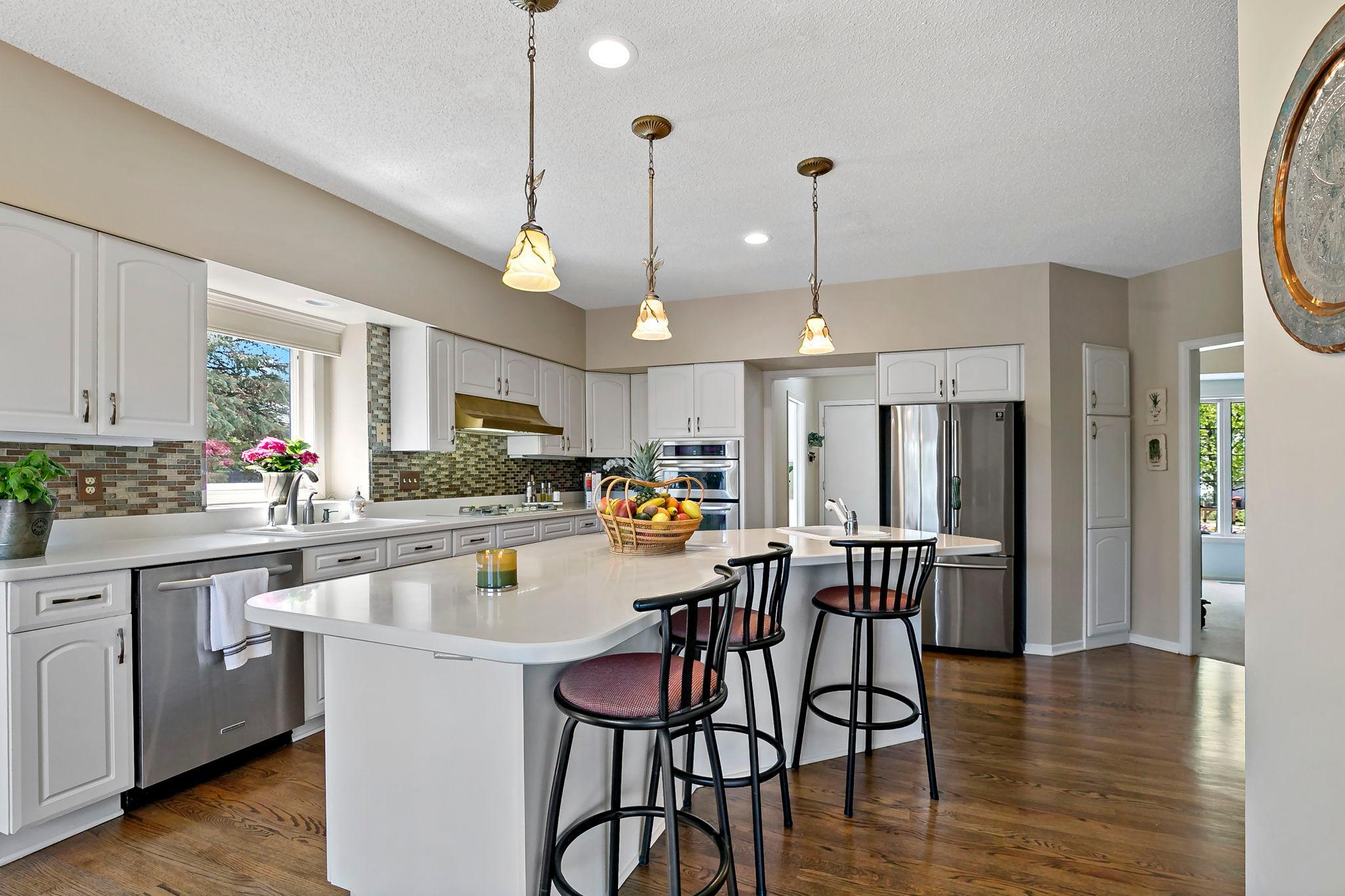 24-web-or-mls-8923 Highland Bay, Woodbury, MN_0027.jpg