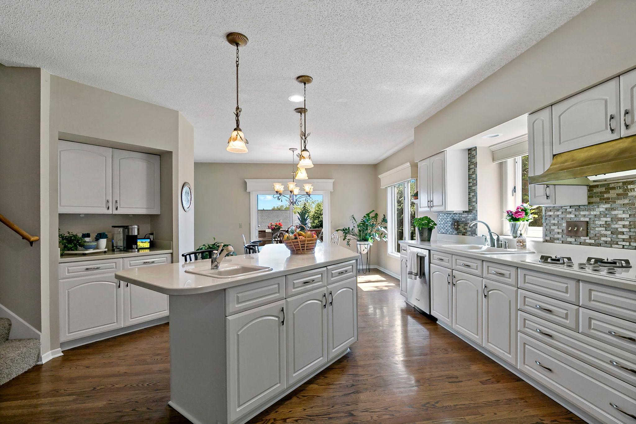 28-web-or-mls-8923 Highland Bay, Woodbury, MN_0031.jpg