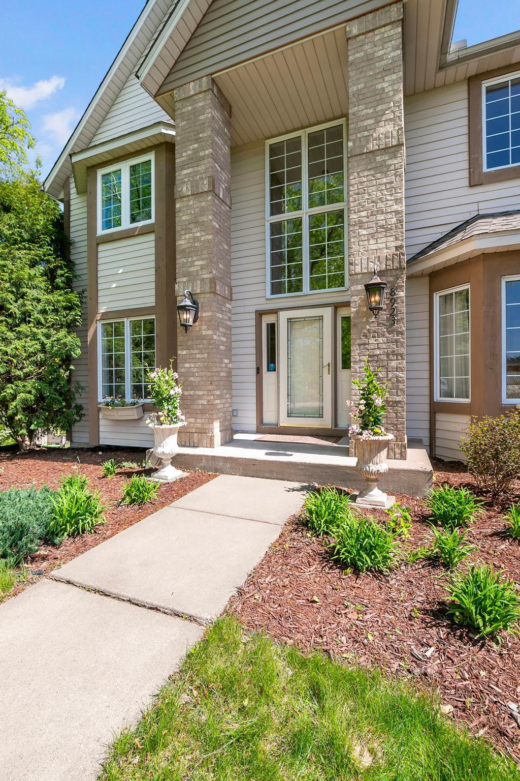 12-web-or-mls-8923 Highland Bay, Woodbury, MN_0015.jpg